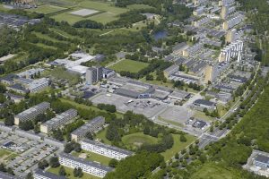 Luftfoto over Vollsmose Torv, Egeparken og Bøgeparken
